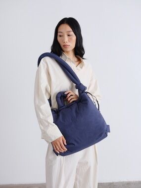 Olend Ona soft bag in Navy